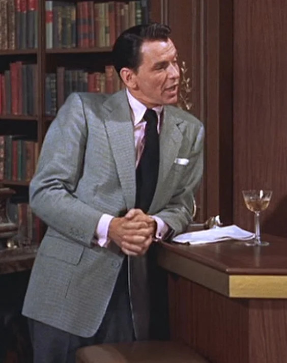 Frank Sinatra w roli reportera Macaulay'a "Mike'a" Connor'a w musicalu "High Society" z 1956r.