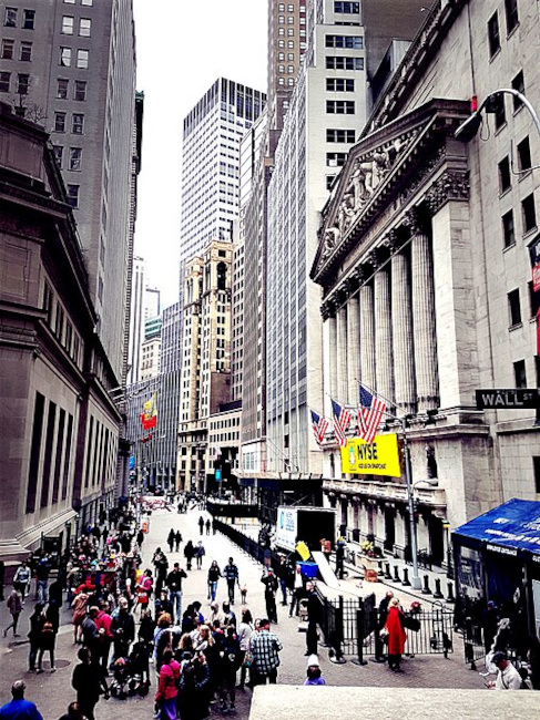 Zdjęcie przechodniów na Wall Street z 2017r.