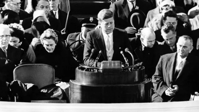 John F. Kennedy bez kapelusza podczas przemówienia inauguracyjnego