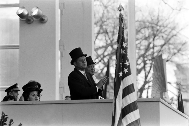 John F. Kennedy w cylindrze podczas uroczystości zaprzysiężenia