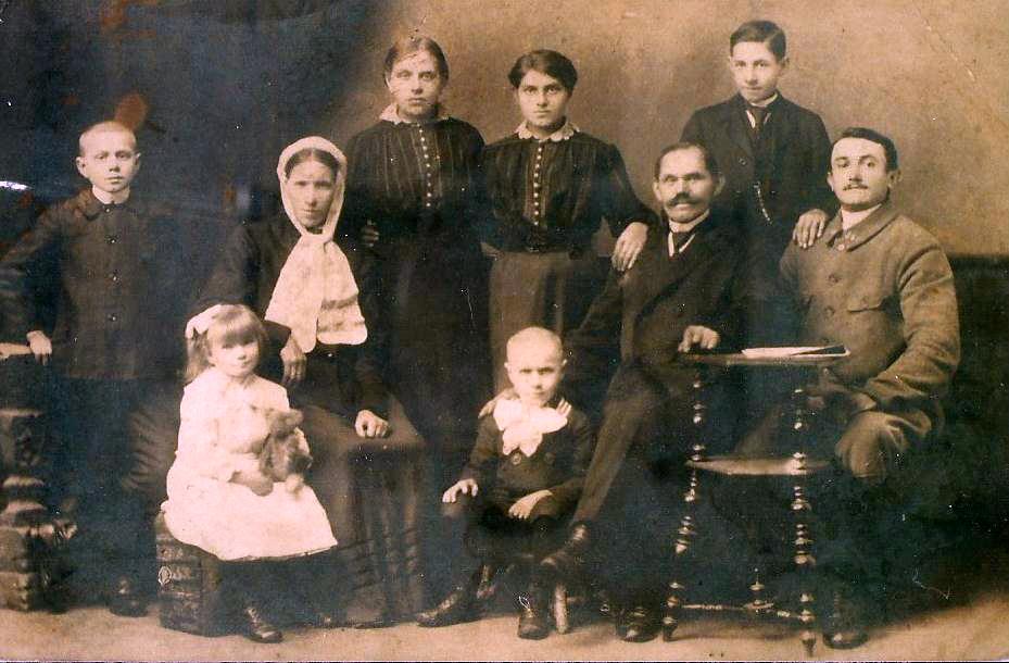 Czy dawniej mężczyźni ubierali się bardziej elegancko? Zdjęcie portretowe rodziny Nowackich 1918