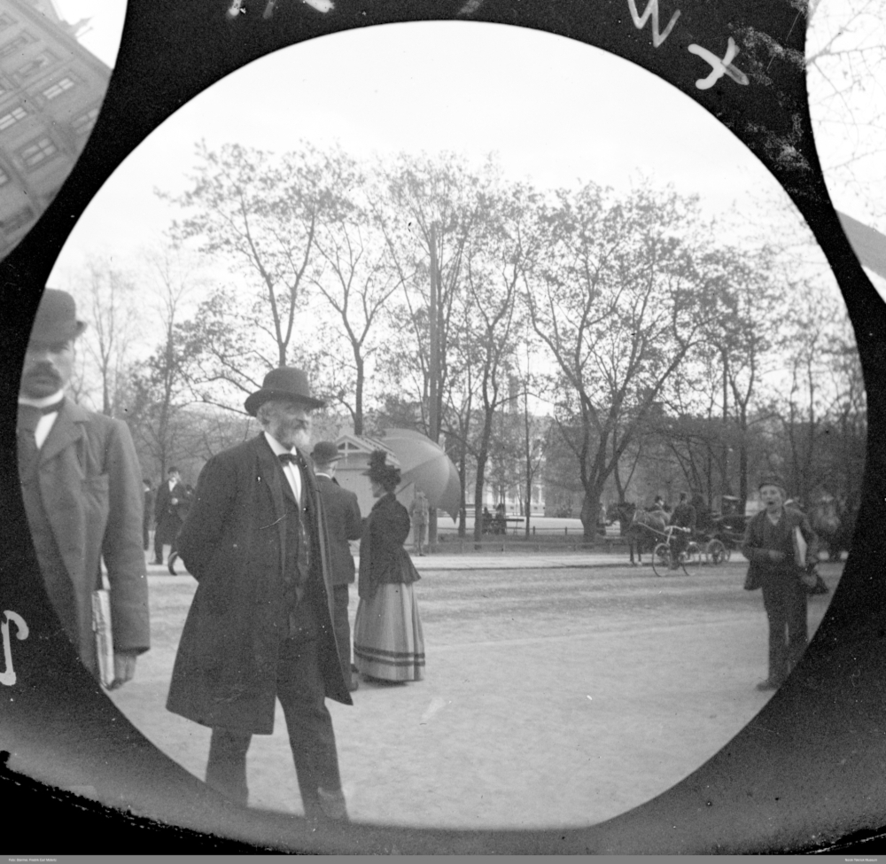 Czy dawniej mężczyźni ubierali się bardziej elegancko? Zdjęcie ukrytą kamerą Stormera 2