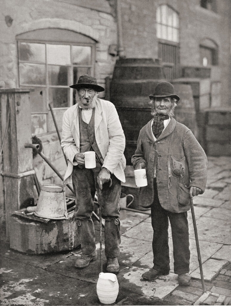 Czy dawniej mężczyźni ubierali się bardziej elegancko? Dwaj ubodzy mężczyźnie około 1900r.