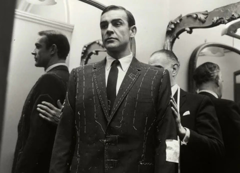 James Bond przymierza garnitur na miarę