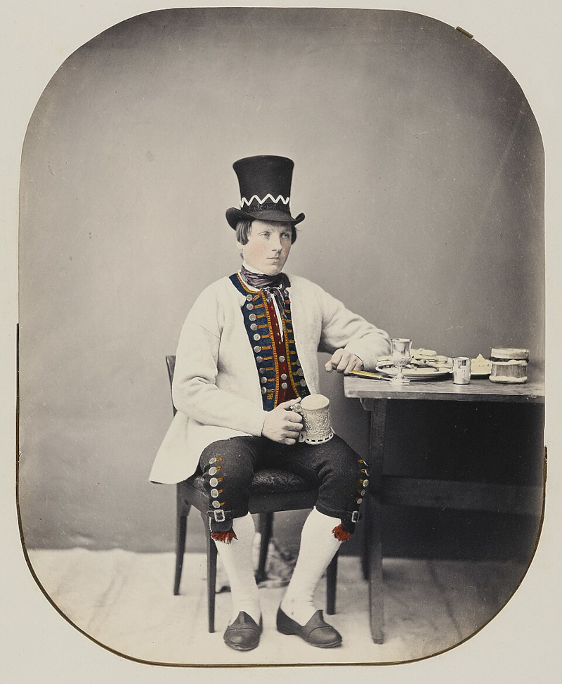 Tradycyjne norweskie buty wsuwane na nogach mężczyzny - zdjęcie ok. 1870 r.
