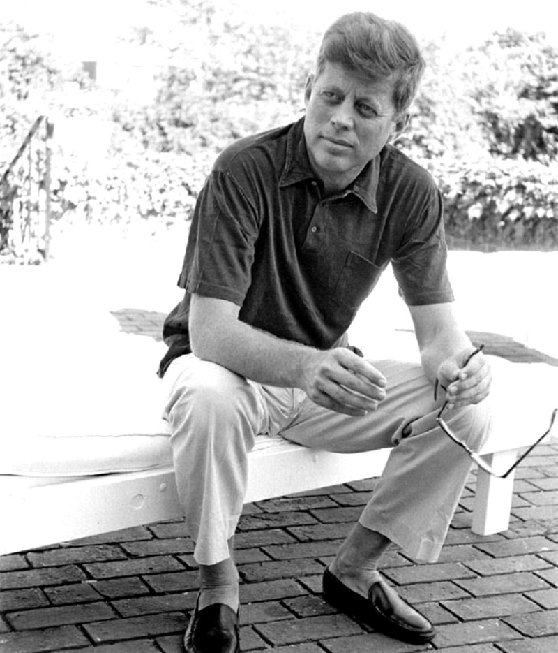 John F. Kennedy wypoczywający w loafersach bez skarpet.