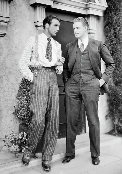 Garry Cooper i Elliot Roosevelt rozmawiający w garniturach z lat 30.