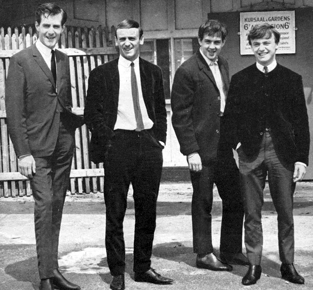 Członkowie zespołu Gerry and the Pacemakers w ciaśniej skrojonych garniturach w latach 60.