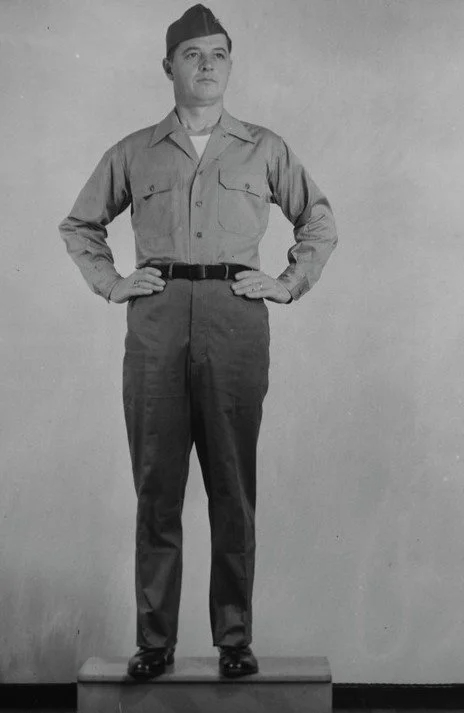 Żołnierz amerykański w mundurze o przylegającym kroju z 1945r.