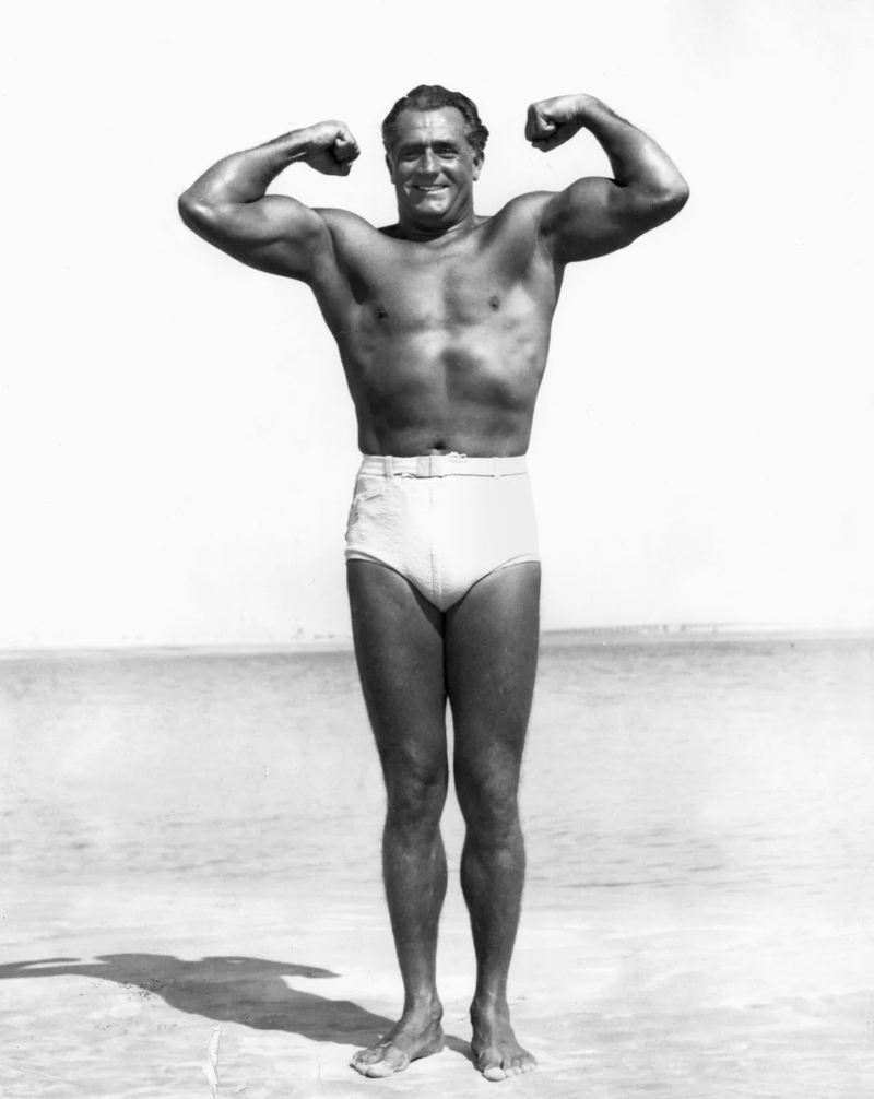 Kulturysta Charles Atlas pozujący w slipach