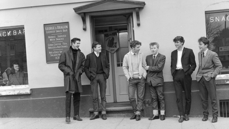 Modsi przy Carnaby Street w Londynie na zdjęciu z lat 60.