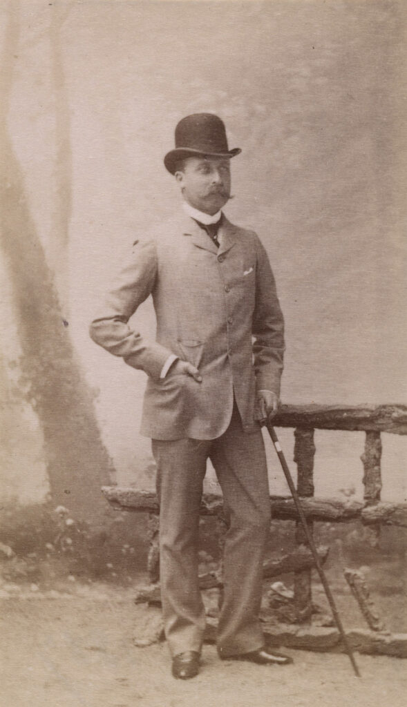 Artur, książę Connaught w garniturze codziennym i z poszetką, Wielka Brytania 1887