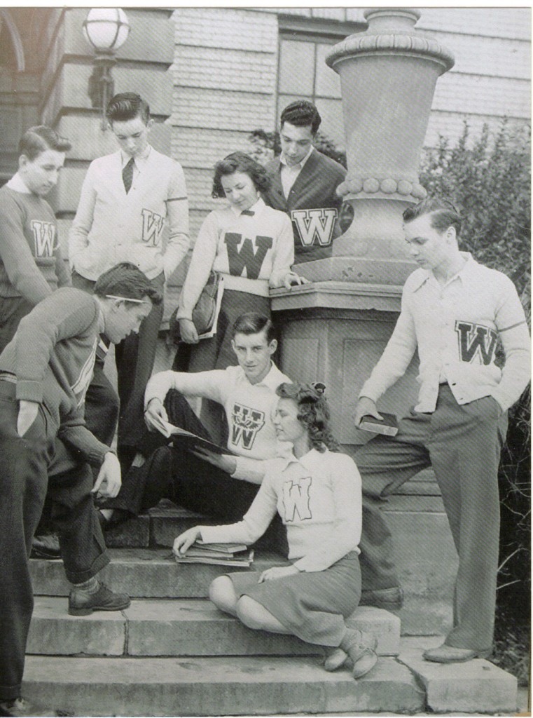 Skąd wziął się kardigan i jak stał się klasykiem męskiej i damskiej garderoby? Uczniowie w letterman jackets 1950s