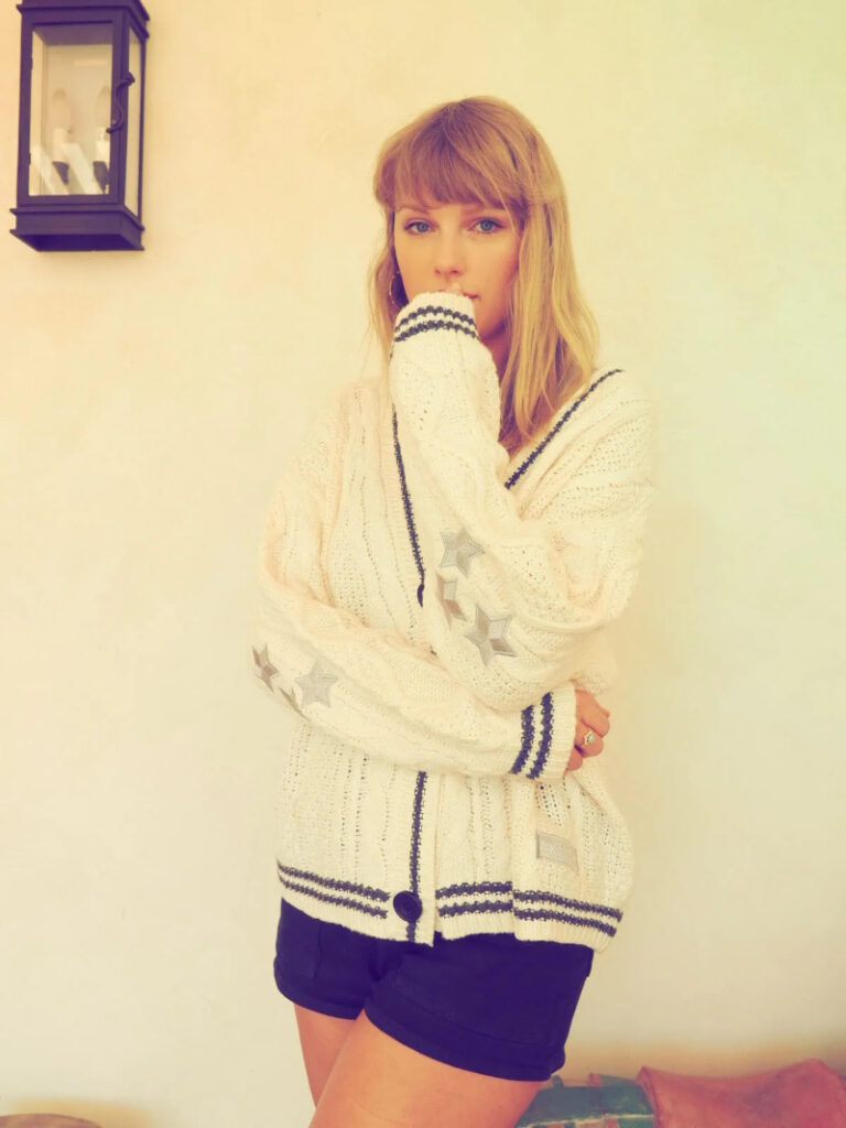 Skąd wziął się kardigan i jak stał się klasykiem męskiej i damskiej garderoby? Taylor Swift w kardiganie